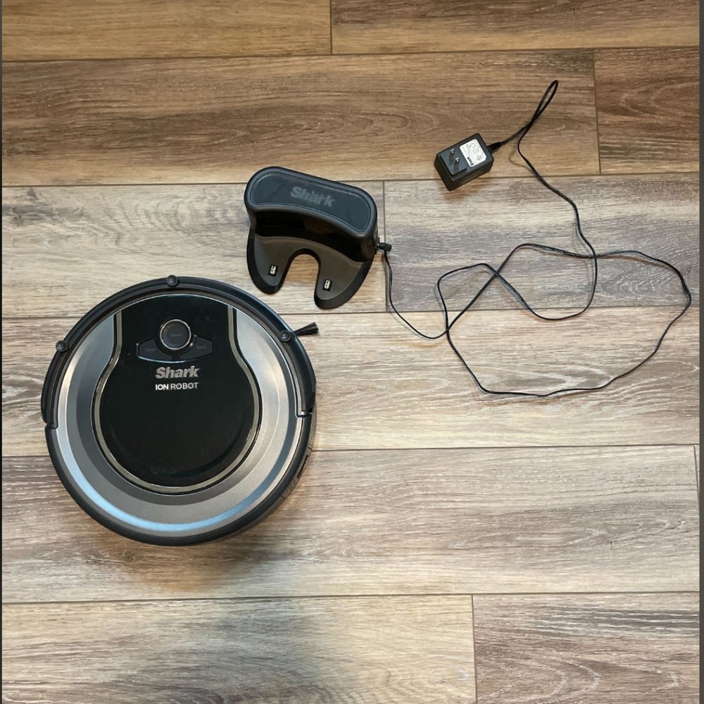 Shark Ion Robot RV750 Vacuum ***NEEDS REPLACEMENT BRUSHES AND BATTERIES***